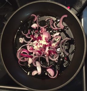 ui en knoflook fruiten