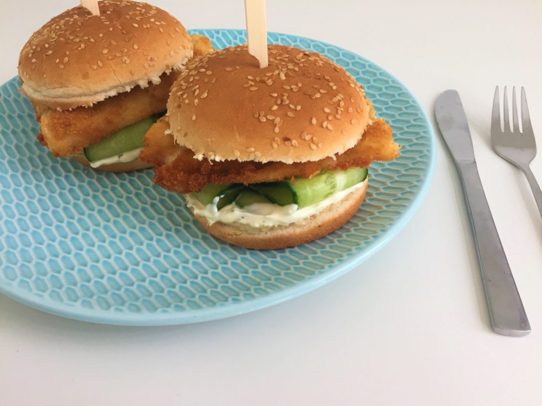 hamburger met vissnitzel en komkommerpickles