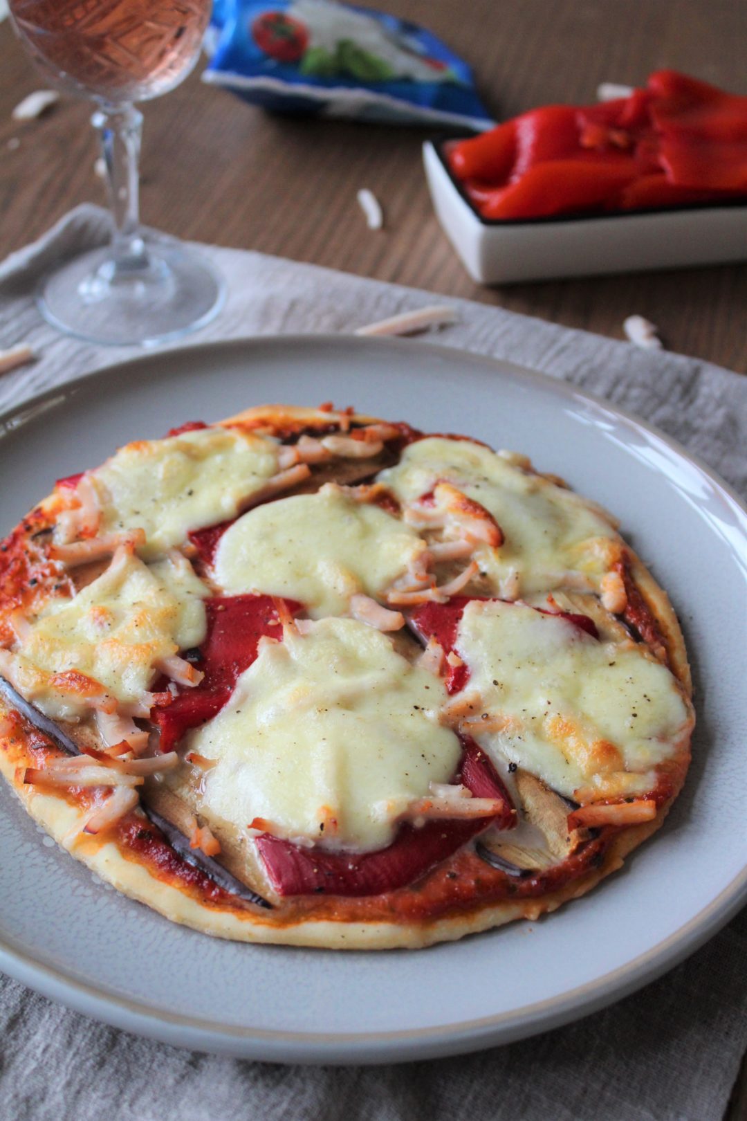 pizza met kip, aubergine en gegrilde paprika