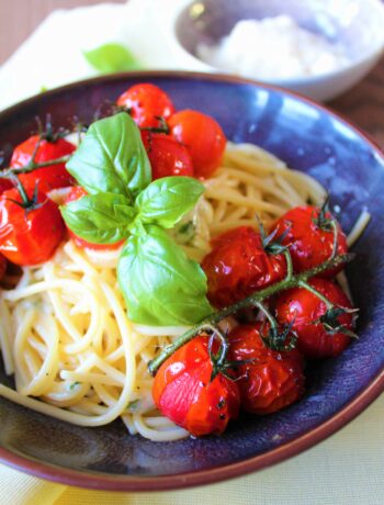 spaghetti knoflook met Parmezaanse kaas, cherrytomaten en basilicum