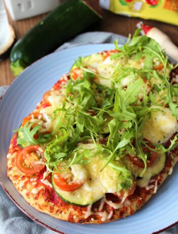 vegetarische focaccia pizza met courgette en mozzarella