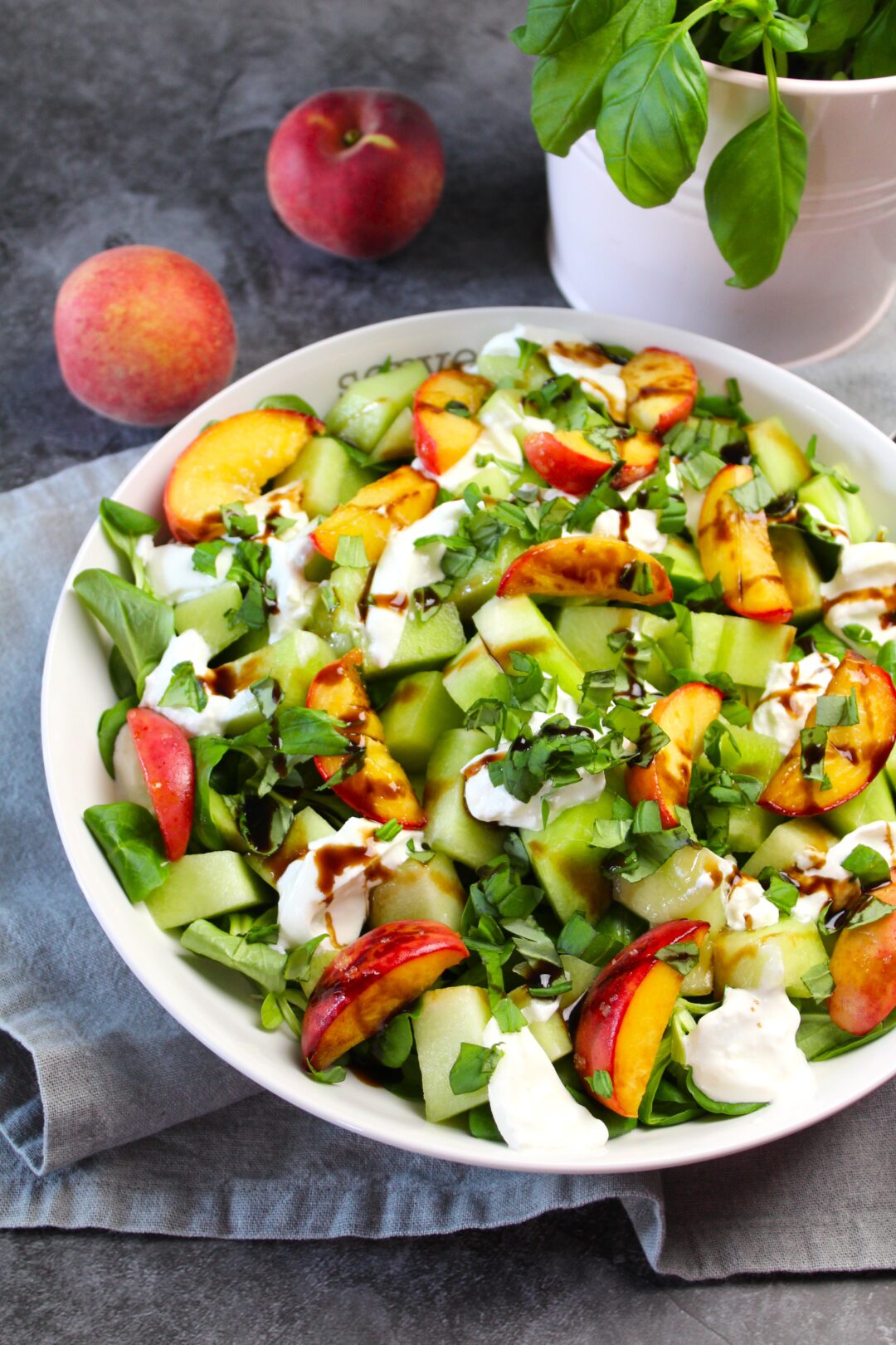 zomerse salade met burrata, perzik en meloen